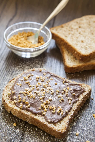 Pão torrado com chocolate cremoso e avelã, delicioso café da manhã — Fotografia de Stock