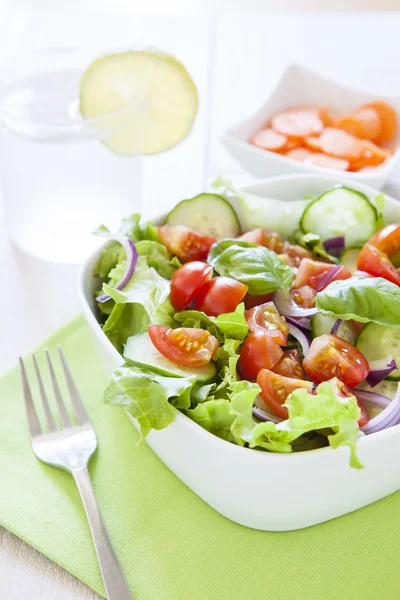 Verse groene salade met sla, komkommer, tomaat en rode ui. — Stockfoto