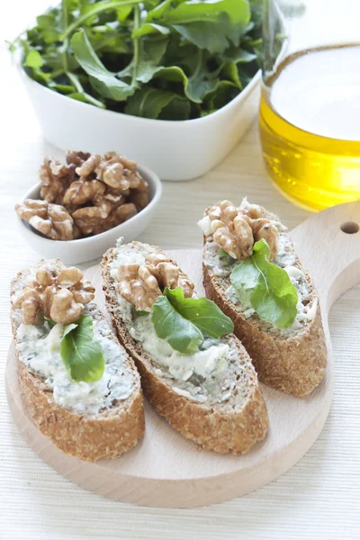 Crostini gorgonzola peyniri, roka ve ceviz — Stok fotoğraf