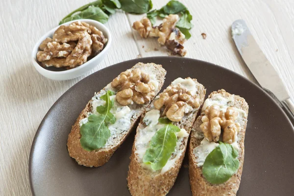 Crostini with gorgonzola cheese, arugula and walnut — Stock Photo, Image