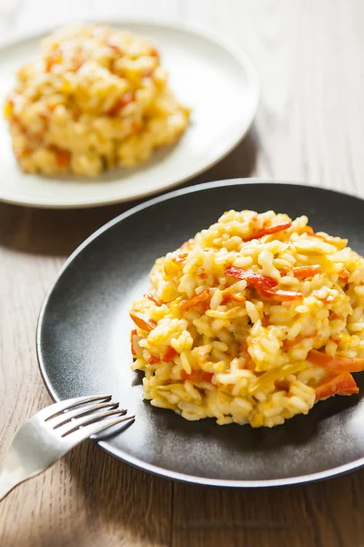 Risotto med röd paprika, frisk vegan mat — Stockfoto