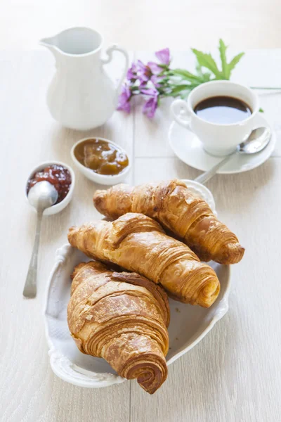 Kruvasan marmelat ve kahve masada