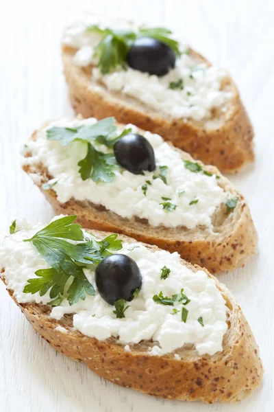 Crostini süzme peynir, maydanoz ve zeytinyağı ile — Stok fotoğraf