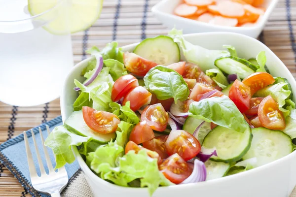 Verse groene salade met sla, komkommer, tomaat en rode ui. — Stockfoto