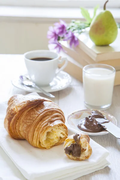 Croissants com chocolate, leite e café, delicioso café da manhã — Fotografia de Stock