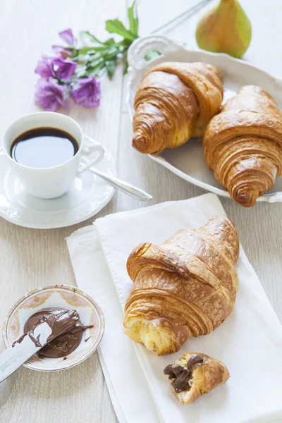 Croissants with chocolate, milk and coffee, delicious breakfast — Stock Photo, Image