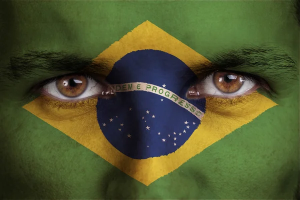 Brasil, bandera brasileña pintada en la cara del joven — Foto de Stock