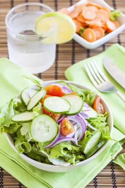 Verse groene salade met komkommer, tomaat en rode ui. — Stockfoto