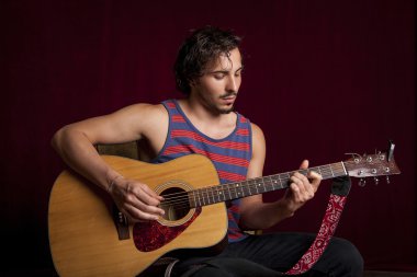 adam akustik gitar çalmak