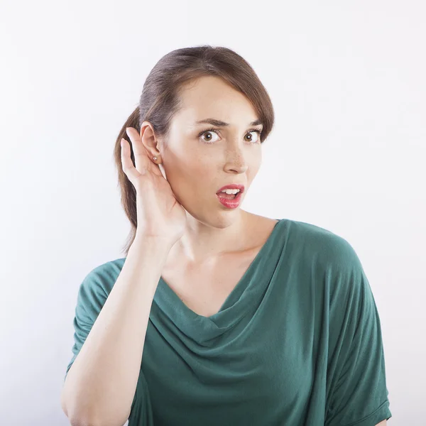 Mujer con expresión de cara de escucha — Foto de Stock