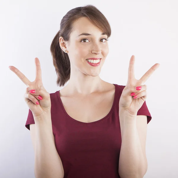 Mujer haciendo señales de victoria por las manos — Foto de Stock