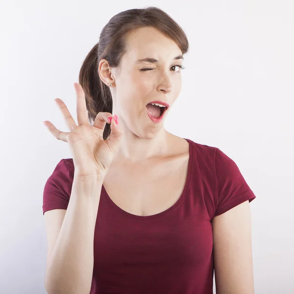 Frau macht ok Geste mit der Hand — Stockfoto