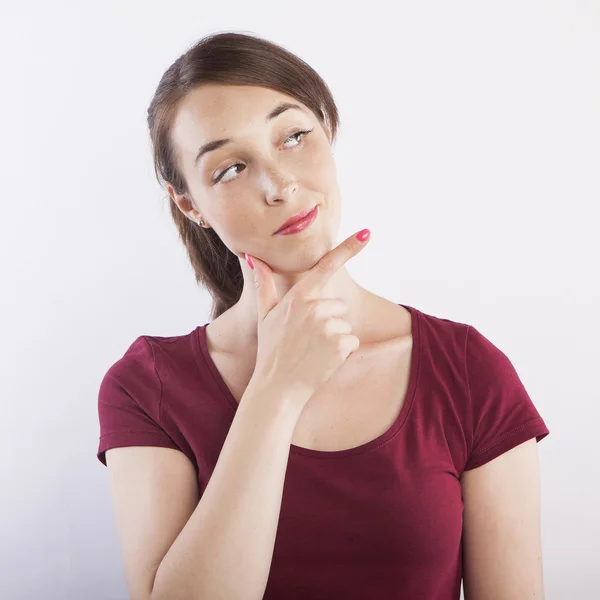 Mujer pensando con la mano en la barbilla —  Fotos de Stock