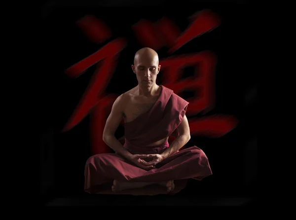 Буддийский монах в позе медитации — стоковое фото