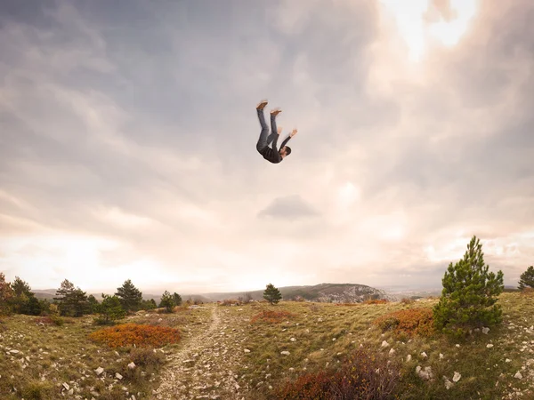 Homem caindo em bosques de kars — Fotografia de Stock