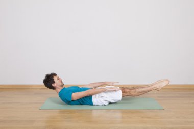 Adam pilates yapıyor.