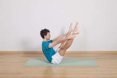 Adam pilates yapıyor.