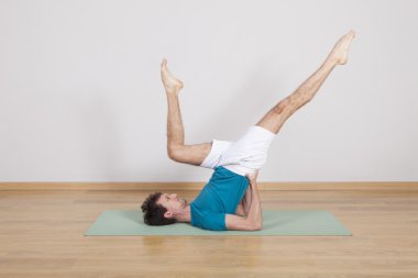 Adam pilates yapıyor.