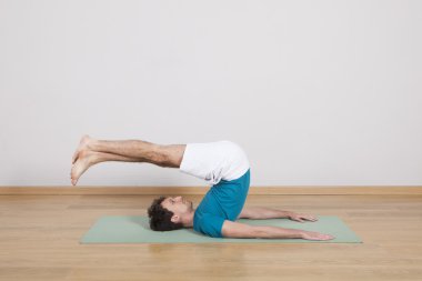 Adam pilates yapıyor.