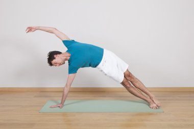 Adam pilates yapıyor.