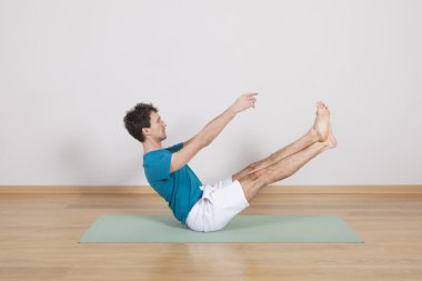 Adam pilates yapıyor.