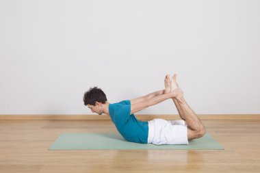 Adam pilates yapıyor.