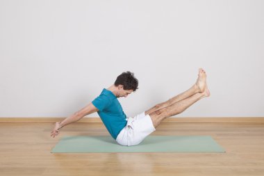 Adam pilates yapıyor.