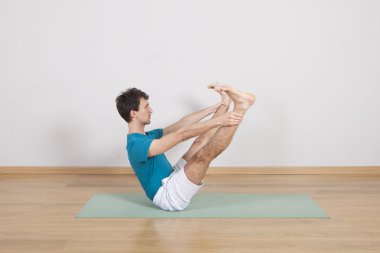 Adam pilates yapıyor.