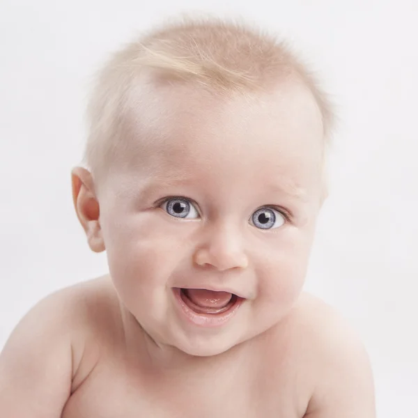 Bebé recién nacido sonriendo — Foto de Stock