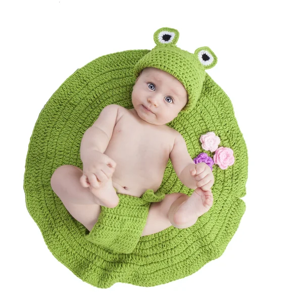 Nyfött barn bär groda kostym — Stockfoto