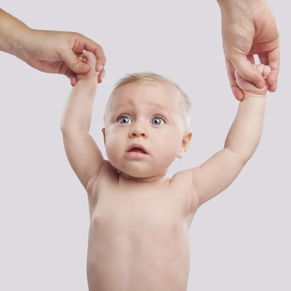 Bébé nouveau-né tenant les mains de la mère — Photo