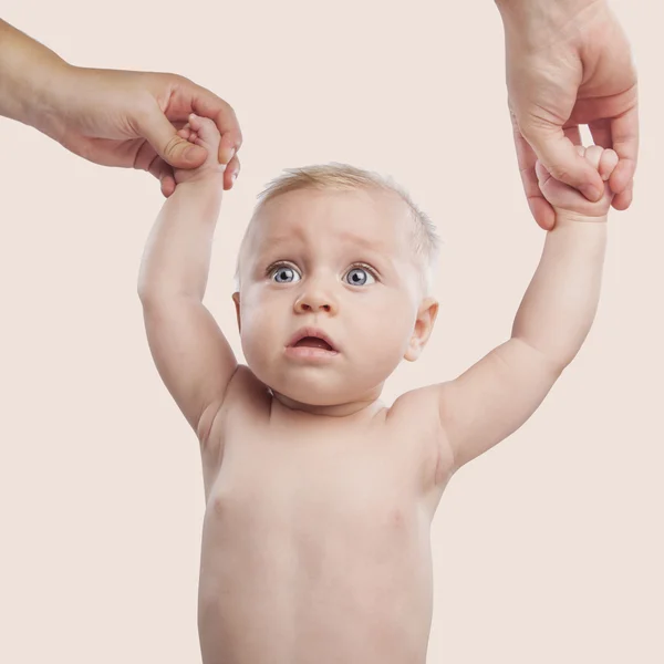 Nyfødte baby holder moderhænder - Stock-foto