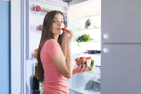 Woman eating strawberries — Stock Photo, Image