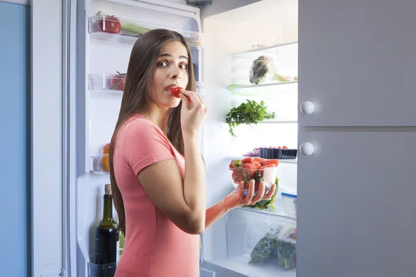 Frau isst Erdbeeren — Stockfoto