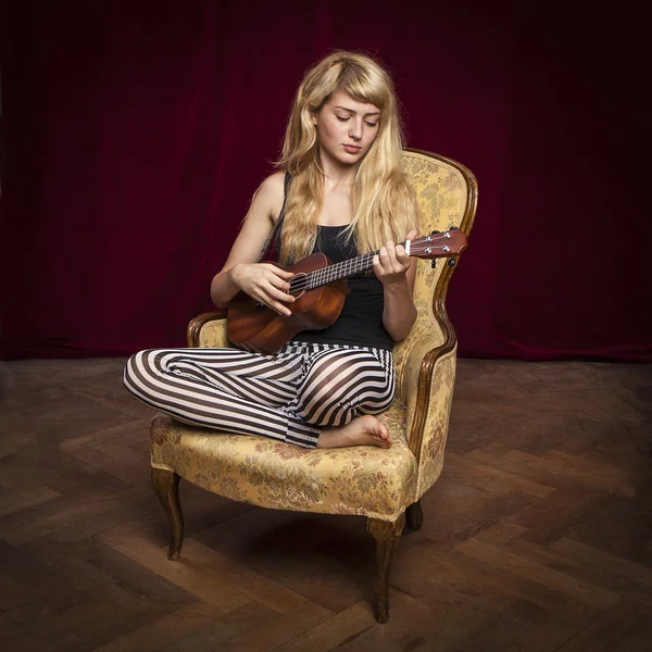 Donna che suona la chitarra ukulele — Foto Stock