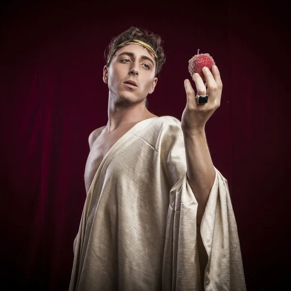 Roman człowieka w ręku trzyma jabłko — Zdjęcie stockowe