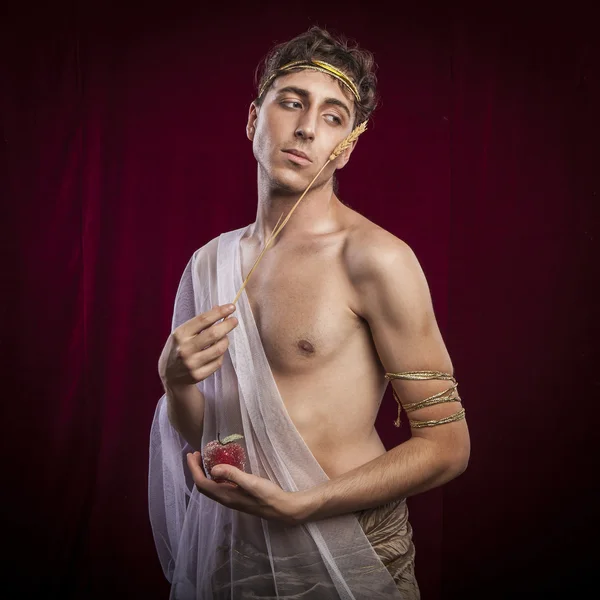 Римський чоловік тримає яблуко в руці — стокове фото