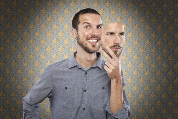 Hombre usando máscara de sí mismo — Foto de Stock