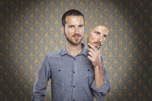 Hombre usando máscara de sí mismo — Foto de Stock