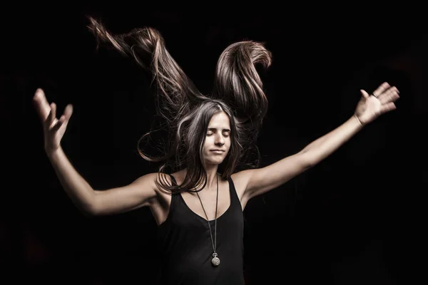 Жінка з довгим волоссям вибухає — стокове фото