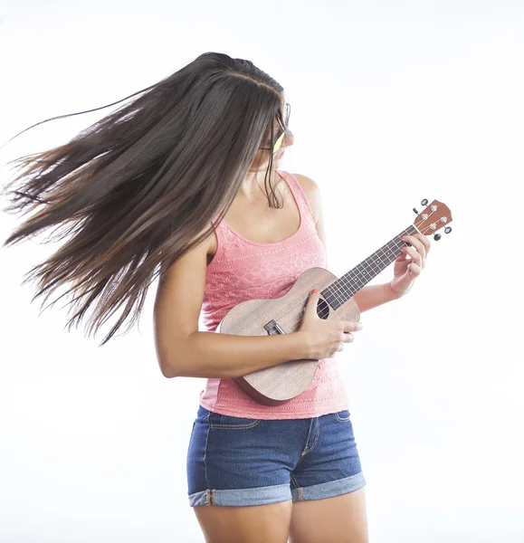 Giovane bella donna giocare ukulele — Foto Stock