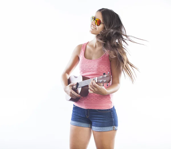 Unga vackra kvinnan spela ukulele — Stockfoto