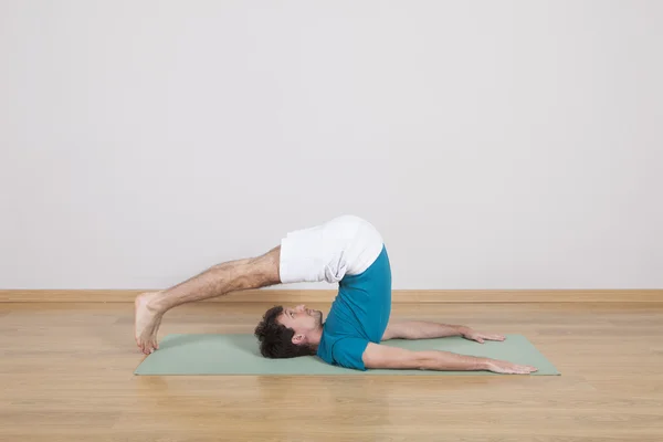 Hombre practicando pilates — Foto de Stock