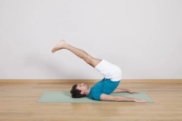 Man practicing pilates — Stock Photo, Image