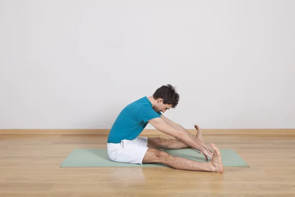 Man practicing pilates — Stock Photo, Image