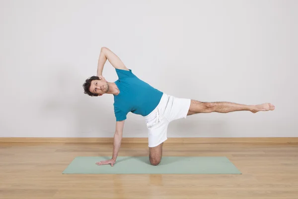 Hombre practicando pilates — Foto de Stock