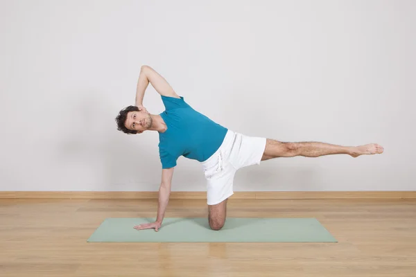 Man practicing pilates — Stock Photo, Image