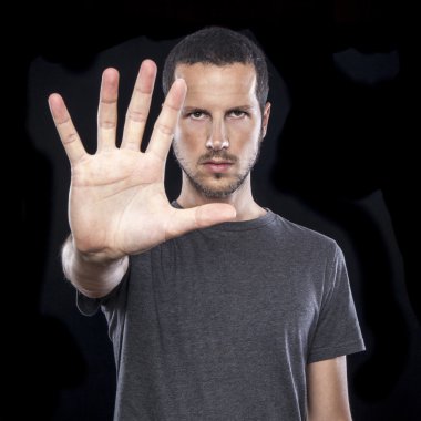 Dur işareti yaparak adam