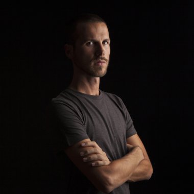 yakışıklı genç silah ile geçti