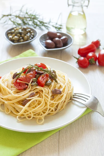 Italienska spaghetti pasta med körsbärstomater — Stockfoto